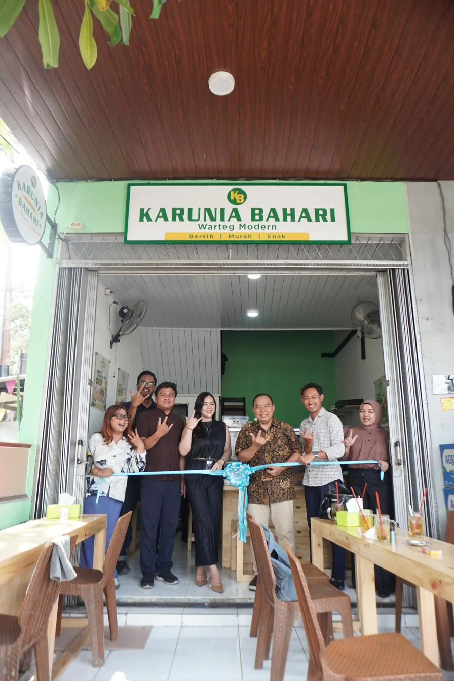 Seremoni pemotongan pita grand opening outlet mitra Warteg Karunia Bahari bersama tim Growtopia Group